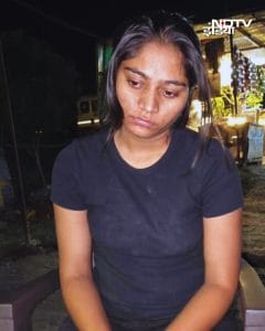 ढाबे से खाना खाते पकड़ी गई सोनम रघुवंशी का फोटो