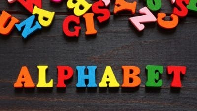 अपनी भावनाओं का इजहार नहीं कर पाते हैं इस नामाक्षर के लोग, इन्हें प्यार में मिलता है धोखा