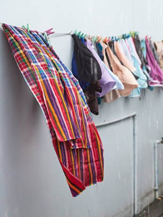 यहाँ जानिए बारिश में कपड़े जल्दी सुखाने के 5 आसान उपाय तीसरा तरीका अपनाते ही गीली शर्ट या टी-शर्ट फटाफट सूखेगी और उसमें कोई दुर्गंध भी नहीं आएगी