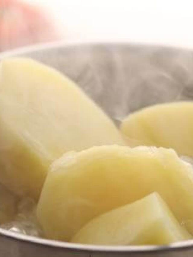 आलू उबालते समय टूटते हैं गर्म या ठंडे पानी में डालें कंफ्यूजन दूर करेंगे ये 7 आसान हैक्स