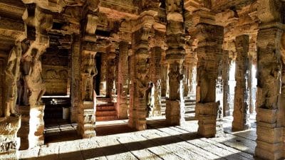 भारत का अनोखा मंदिर, जहां एक स्तंभ धरती पर न स्थित होकर हवा में लटक रहा!