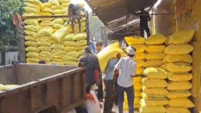 सवाल अब भी वही, आखिर कहाँ गया खाद का रैक, प्रशासन ने भेजा तो व्यापारियों तक क्यों नहीं पहुंचा?