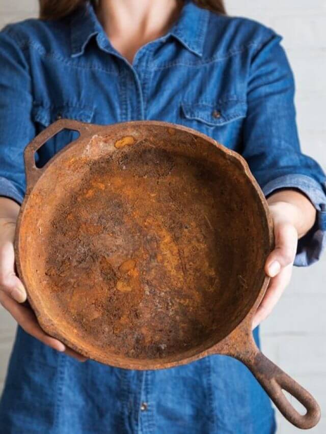 लोहे की कड़ाही से काली परत हटाएं वो भी बिना खर्च के अपनाएं ये आसान देसी तरीका और पाएं नई जैसी चमक