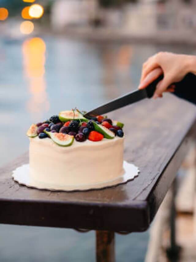 Wedding tradition - the cutting of the wedding cake bride and groom.