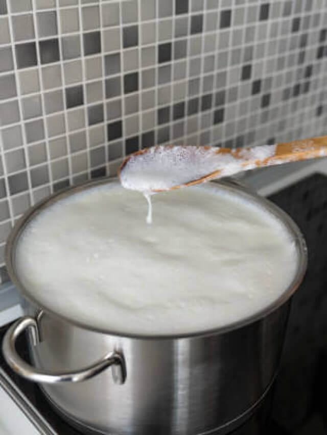 Milk Boiling Tips: लकड़ी का चमचा और मक्खन रखेगा दूध को बर्तन से बाहर गिरने से दूर