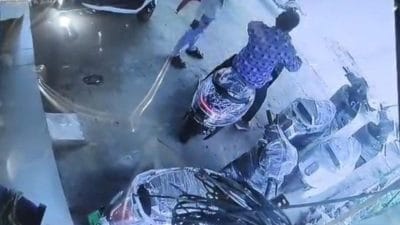 वो शोरूम पर पहुंचा, EV स्कूटी के बारे में जानकारी ली फिर टेस्ट ड्राइव के बहाने लेकर फरार, CCTV फुटेज वायरल