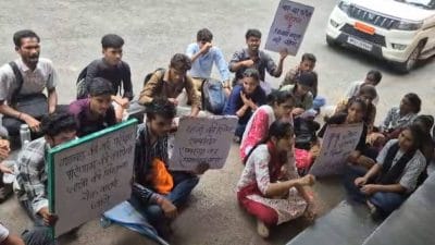 परीक्षा में विद्यार्थियों को दिए जीरो नंबर, विरोध में विश्वविद्यालय पर प्रदर्शन, सवाल किया तो कहा शून्य भी तो नंबर ही है