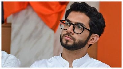 वकोला पुल पर गड्ढों को लेकर आदित्य ठाकरे का हमला, शिंदे-भाजपा सरकार पर भ्रष्टाचार का आरोप