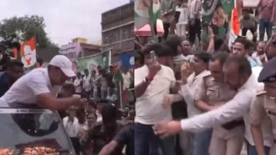 वोटर अधिकार यात्रा में अफरा-तफरी, राहुल-तेजस्वी के वाहन ने पुलिसकर्मी को टक्कर मारी