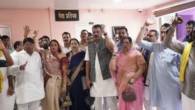 उमंग सिंघार का आरोप, BJP सरकार आदिवासियों को पट्टे नहीं देना चाहती, सिर्फ लॉलीपॉप पकड़ा रही है, कुपोषण पर भड़के विक्रांत भूरिया