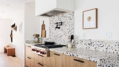 वास्तु के अनुसार किचन स्लैब का रंग ऐसा रखें, जिससे घर में बरसे सुख, शांति और समृद्धि