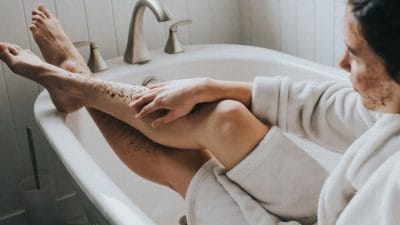 नहाते समय बॉडी वॉश या स्क्रब किस चीज का करें इस्तेमाल, जानें फायदे