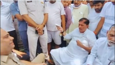 भिंड में खाद संकट को लेकर विधायक ने किसानों के साथ कलेक्टर निवास पर दिया धरना, कहा ‘अब कलेक्टर बंगले से बंटेगी खाद’