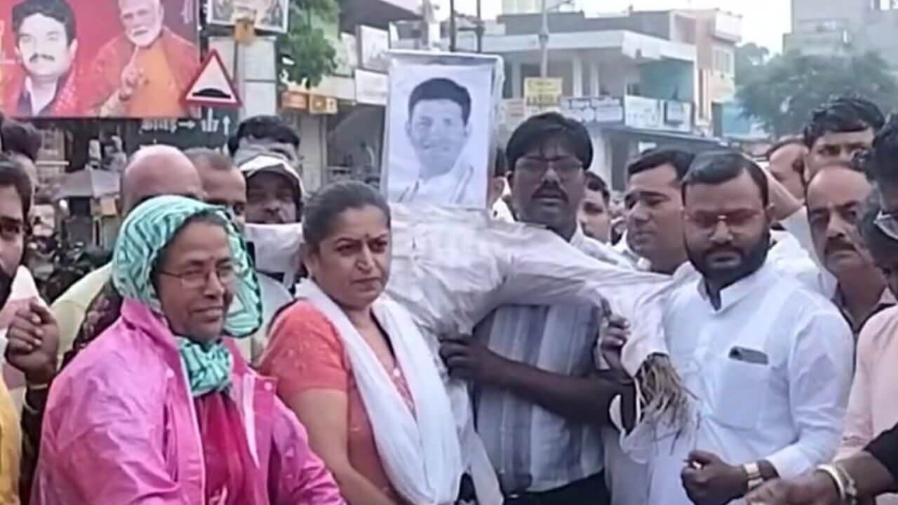 जीतू पटवारी के बयान के BJP कार्यकर्ताओं में आक्रोश, पुतला फूंका, काले झंडे दिखाने की चेतावनी दी