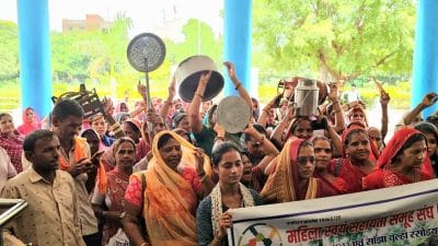 नीमच में गैस चूल्हा-बर्तन लेकर सड़क पर उतरी महिलाएं, कलेक्टर को सौंपा ज्ञापन