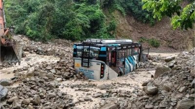 मलबे में फंसी यात्रियों से भरी बस, चीख-पुकार के बीच ऐसे बची दर्जनों लोगों की जानें