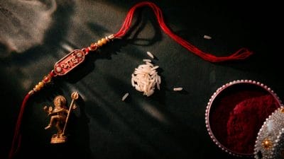 रक्षाबंधन पर इंदौर के सेंट्रल जेल में कैदी भाइयों को बहनों ने बांधी राखी, एक-दूसरे को लगाया गले