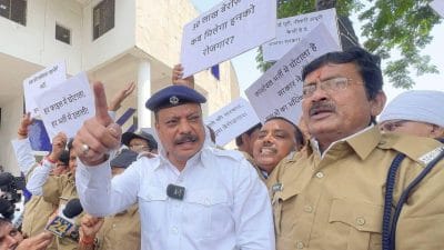 MP पुलिस भर्ती फर्जीवाड़े का अनोखा विरोध, खाकी वर्दी पहनकर विधानसभा पहुंची कांग्रेस, कही बड़ी बात