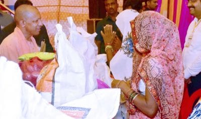 सीएम योगी ने लिया बाढ़ का जायजा, औरैया में बांटी राहत सामग्री, बोले- 21 जिले प्रभावित