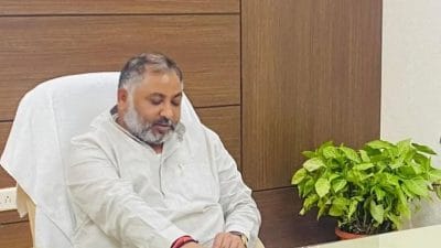 यूपी परिवहन राज्यमंत्री दयाशंकर सिंह सहित 15 के खिलाफ गिरफ्तारी वारंट, जानें क्या है पूरा मामला