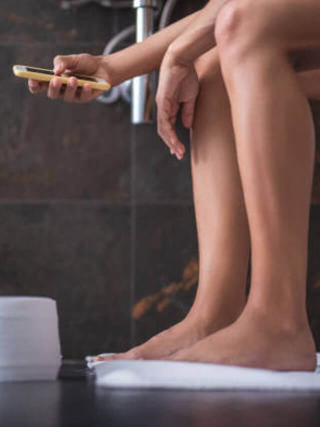 टॉयलेट में मोबाइल चलाते हैं सिर्फ़ 5 मिनट का इस्तेमाल बढ़ा सकता है 46% तक बीमारी का खतरा