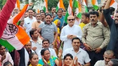 खाद की कमी को लेकर कांग्रेस का हल्ला बोल, रायगढ़ में रैली और नारेबाजी, तोड़े पुलिस बैरिकेडिंग