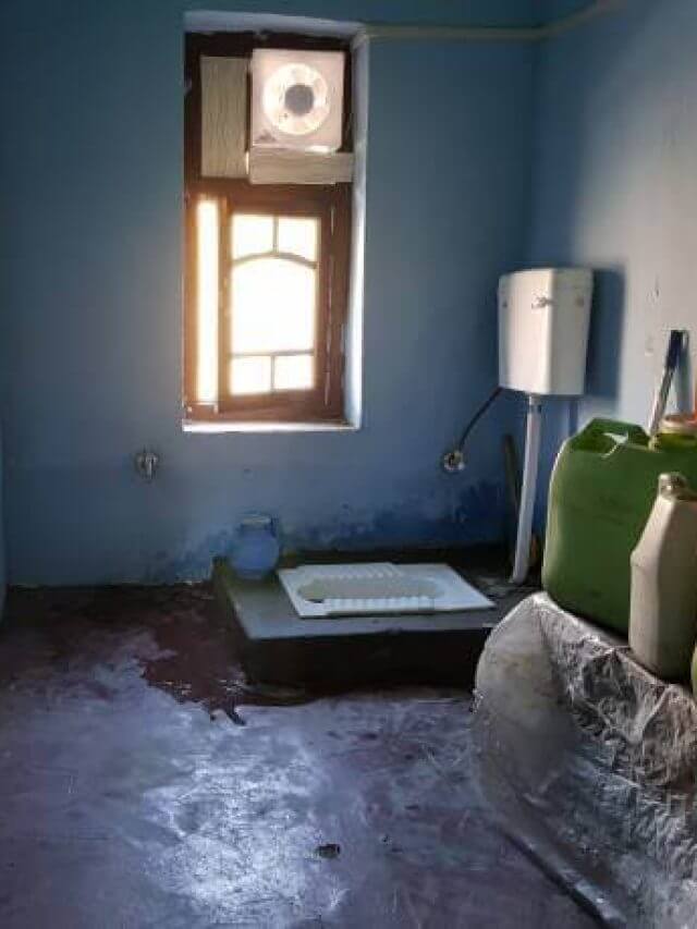 महंगे केमिकल भूल जाइए सिर्फ 10 रुपए में चमकाएं इंडियन टॉयलेट जिद्दी दाग होंगे मिनटों में साफ