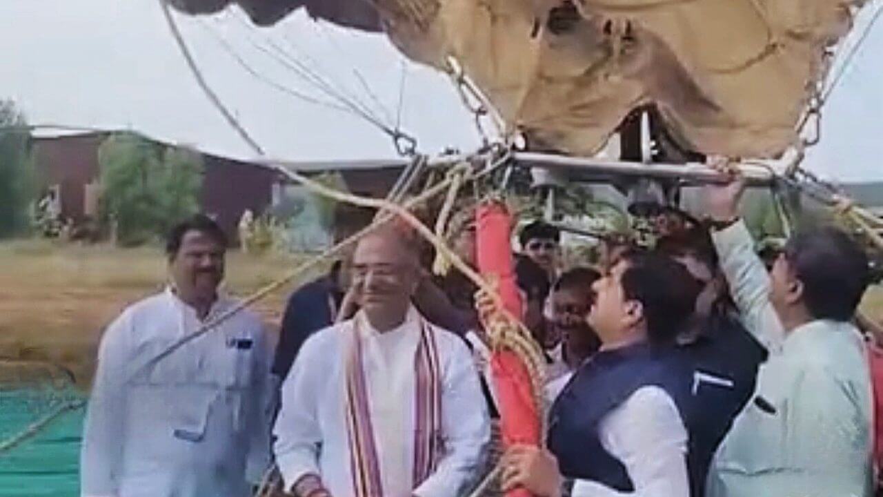सीएम डॉ. मोहन यादव के हॉट एयर बैलून में आग लगने की खबर पर मंदसौर कलेक्टर का बयान, अदिती गर्ग ने कहा “सुरक्षा के सभी मानकों का पालन किया गया”