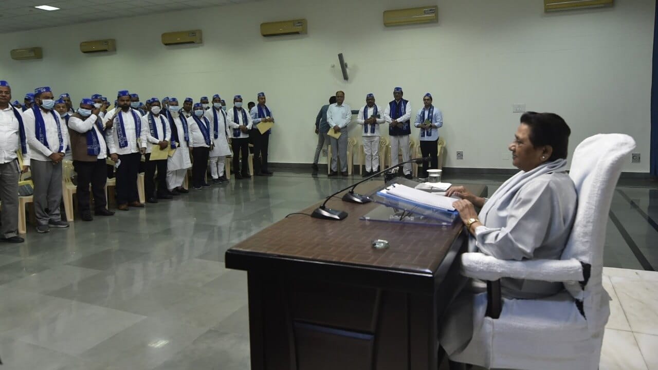 Mayawati मायावती ने सपा की तर्ज पर पार्टी नेताओं को पहनाई नीली टोपी पहनाई, आखिर कौन सी बड़ी तैयारी