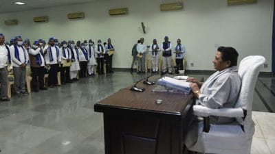 मायावती ने सपा की तर्ज पर पार्टी नेताओं को पहनाई नीली टोपी पहनाई, आखिर कौन सी बड़ी तैयारी