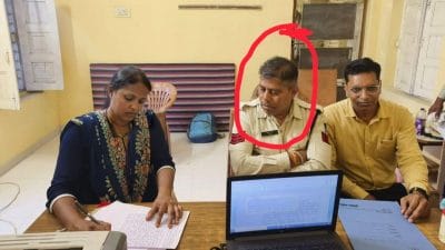 धोखाधड़ी की FIR लिखने प्रधान आरक्षक ने मांगी 5 लाख रुपये रिश्वत, 75,000 लेते लोकायुक्त पुलिस ने रंगे हाथ पकड़ा