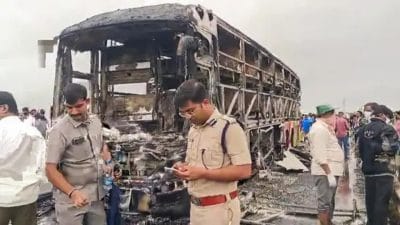 आंध्र प्रदेश बस हादसा: 19 मौतों की वजह सिर्फ बाइक की टक्कर नहीं, बैटरी विस्फोट ने भड़काई थी आग; 2 ड्राइवर गिरफ्तार