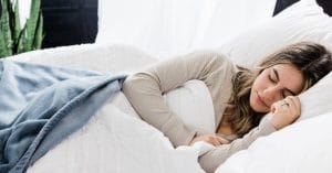 बार-बार नींद टूटने की वजह से मेंटल और फिजिकल हेल्थ को होता है नुकसान, जानें इसके लक्षण