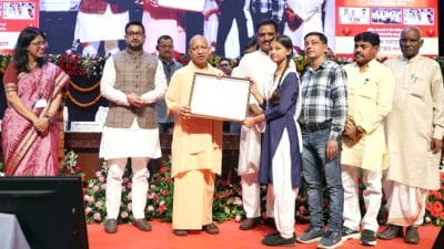 योगी आदित्यनाथ ने विद्यार्थियों के खातों में ट्रांसफर की 297.95 करोड़ रुपये छात्रवृत्ति, किया ये आह्वान