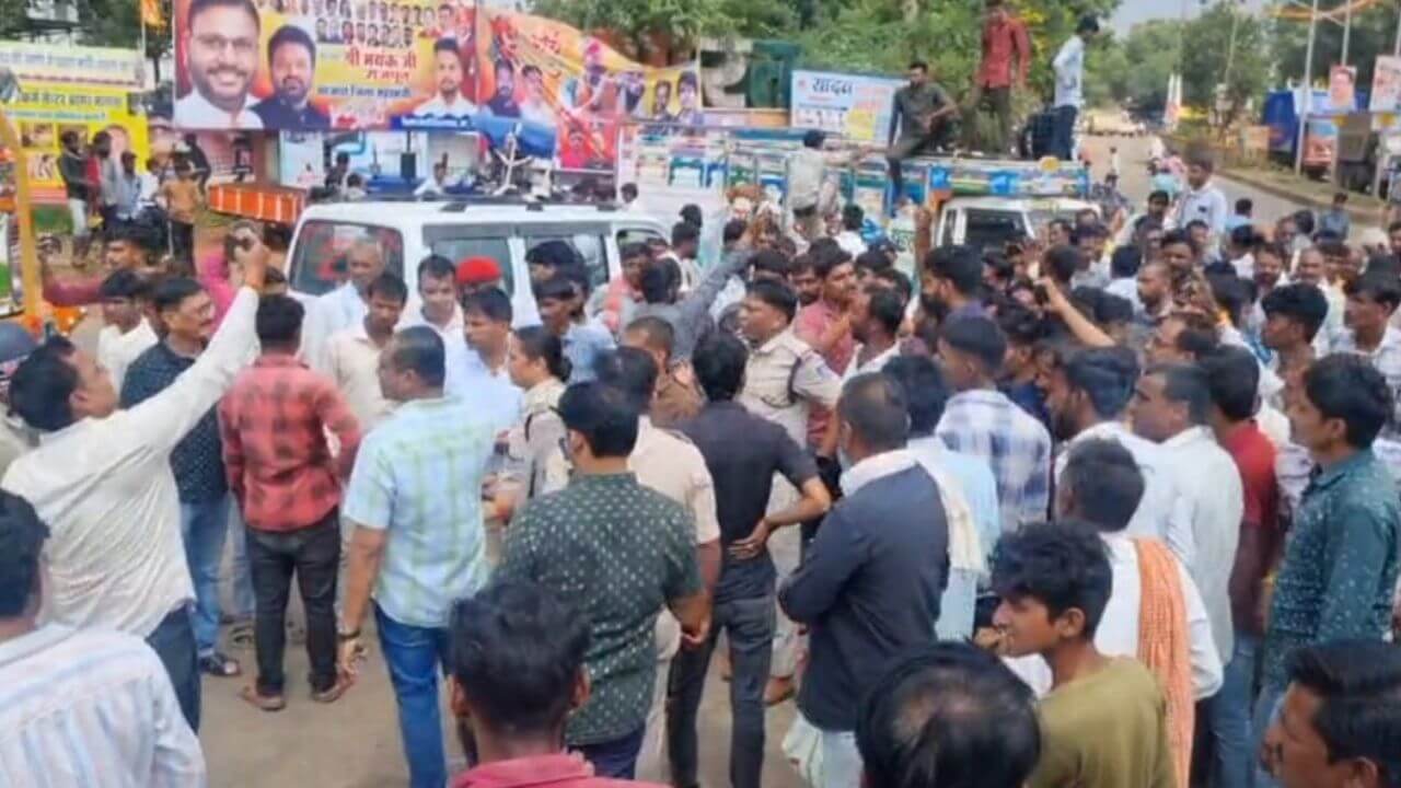 सोयाबीन की सही कीमत नहीं मिलने से फूटा किसानों का गुस्सा, हाईवे पर किया चक्का जाम, सरकार से की ये मांग