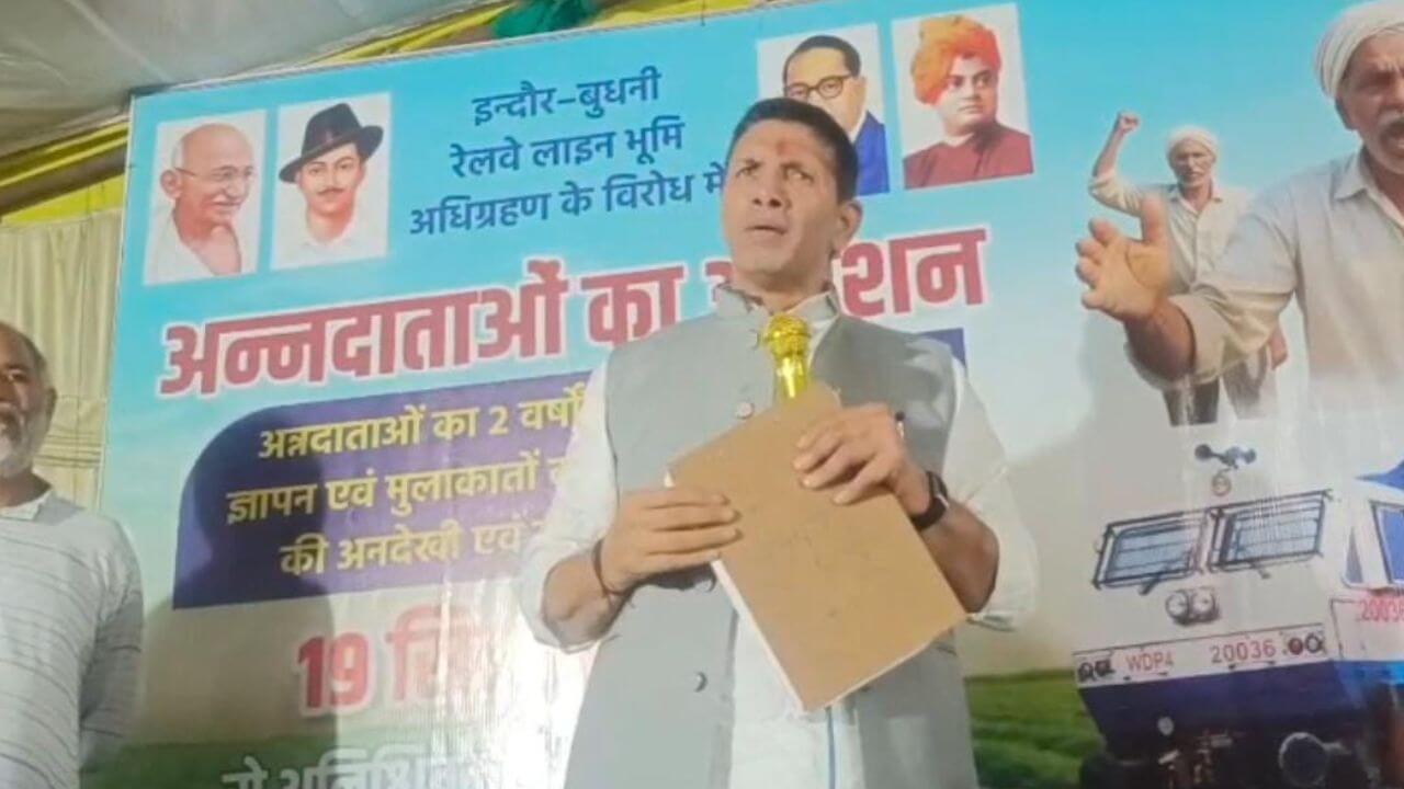 देवास में अनशन पर बैठे किसान: जीतू पटवारी ने की मुलाकात, कहा- डबल इंजन सरकार कर रही अत्याचार