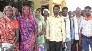 मिलना था एक मुश्त राशन, हाथ लगी पर्ची, पीएम अन्न योजना में गड़बड़ी को लेकर ग्रामीणों में आक्रोश