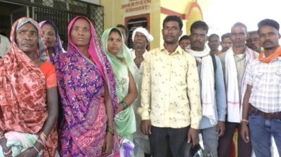 मिलना था एक मुश्त राशन, हाथ लगी पर्ची, पीएम अन्न योजना में गड़बड़ी को लेकर ग्रामीणों में आक्रोश