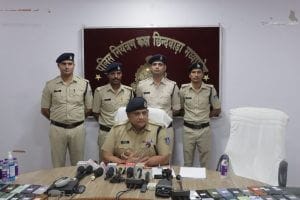 Chhindwara Police छिंदवाड़ा पुलिस का अनूठा उपहार, 42 लाख से अधिक कीमत के 201 मोबाइल बांटे