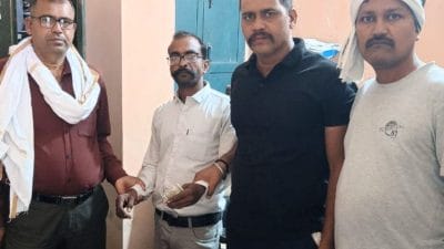 जिसके अधीन बरसों काम किया, रिटायर होते ही अपने बॉस से क्लर्क ने मांगी रिश्वत, लोकायुक्त पुलिस ने रंगे हाथ दबोचा