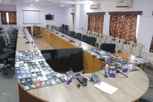 Chhindwara Police छिंदवाड़ा पुलिस का अनूठा उपहार, 42 लाख से अधिक कीमत के 201 मोबाइल बांटे
