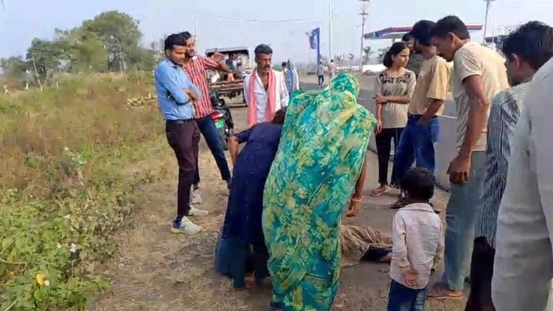 Neemuch News नीमच: बाइक से गिरी बुजुर्ग महिला, काफी देर किया 108 एम्बुलेंस का इंतज़ार , आखिर में पिकअप से पहुंचाना पड़ा अस्पताल