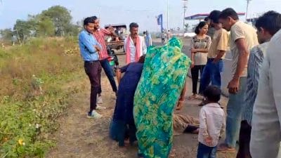 नीमच: बाइक से गिरी बुजुर्ग महिला, काफी देर किया 108 एम्बुलेंस का इंतज़ार , आखिर में पिकअप से पहुंचाना पड़ा अस्पताल