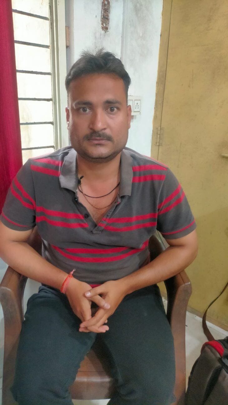 Bribe पुश्तैनी जमीन में नाम सही करने पटवारी ने मांगी 42000 रुपये रिश्वत, लोकायुक्त पुलिस ने रंगे हाथ दबोचा