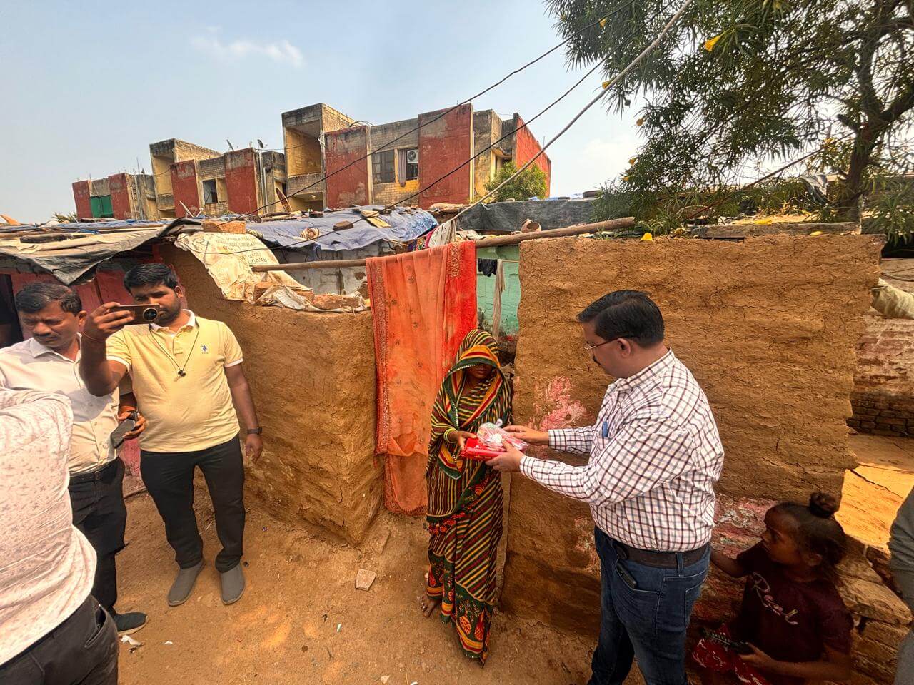 Diwali 2025 Diwali 2025: सीएम डॉ मोहन यादव की मंशा ने खिलाये बच्चों के चेहरे, सरकारी अफसर पहुंचे जरुरतमंदों के पास, मिली मिठाई, आतिशबाजी