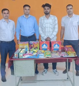 Bhopal Station भोपाल स्टेशन पर आरपीएफ ने पकड़े पटाखे और घरेलु गैस सिलेण्डर