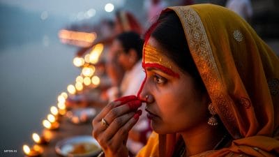 छठ पूजा पर क्यों लगाती हैं महिलाएं नाक से मांग तक सिंदूर? जानें इसके पीछे का महत्व