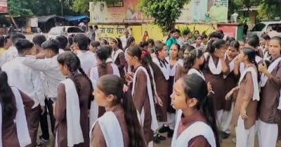 नीमच में आंदोलन की राह पर मिड सेशन स्कूल के छात्र, बिल्डिंग शिफ्टिंग से जुड़ा है मामला