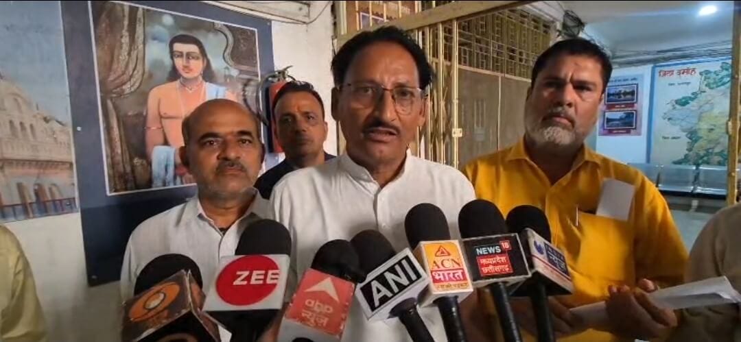 Damoh news दमोह में ई-अटेंडेंस पर फिर बवाल, वेतन कटौती के आदेश पर शिक्षकों ने दी आंदोलन की चेतावनी, सीएम के नाम सौंपा ज्ञापन