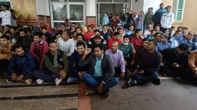 ग्वालियर: जयारोग्य अस्पताल में सैकड़ों आउटसोर्स कर्मचारियों की हड़ताल, 11 महीने के एरियर और बोनस की मांग